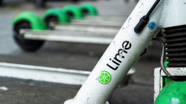 BUCHAREST, ROMANIA - 28 Eylül 2020: Çiziklerle kaplı elektrikli limon scooter takibinin bir parçası