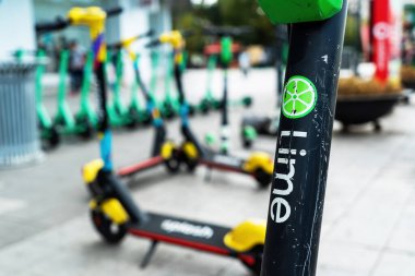 BUCHAREST, ROMANIA - 28 Eylül 2020: Çiziklerle kaplı elektrikli limon scooter takibinin bir parçası