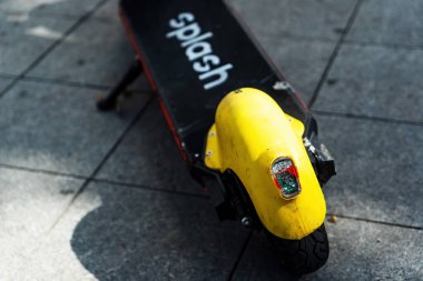 BUCHAREST, ROMANIA - 28 Eylül 2020: Kırık ışıklı scooterın arka tekerleği
