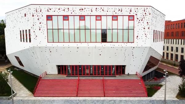 Edificio Rojo Blanco Con Vista Moderna Escaleras Frente Bucarest Rumania — Foto de Stock
