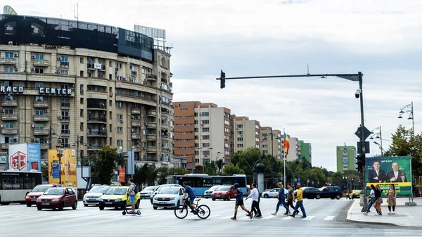 伯明翰 罗马尼亚 2020年9月28日 大街上 人们穿过马路 拦住汽车 住宅建筑和绿地 — 图库照片