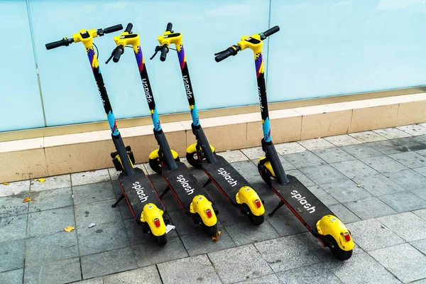 Bucharest Roemenië September 2020 Meerdere Elektrische Splash Sharing Scooters Geparkeerd — Stockfoto