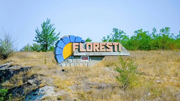 Señal Carretera Floresti Hierba Amarilla Arbustos Verdes Alrededor Moldavia — Foto de Stock