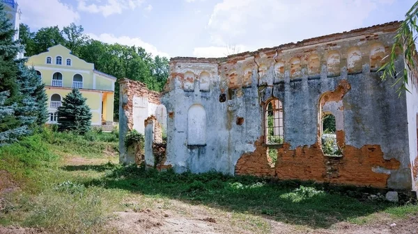 Fachada Izquierda Vieja Casa Ruinas Con Caída Pintura Ladrillos Visibles —  Fotos de Stock