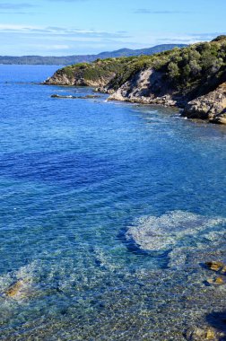 Yunanistan 'ın Halkidiki kentindeki Nea Roda dağları yakınlarında mavi kıyılar ve lekesiz deniz suyu