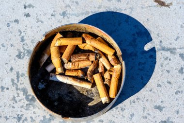 Tütsülenmiş sigaraları kül tablasında turuncu filtreyle kapayın.