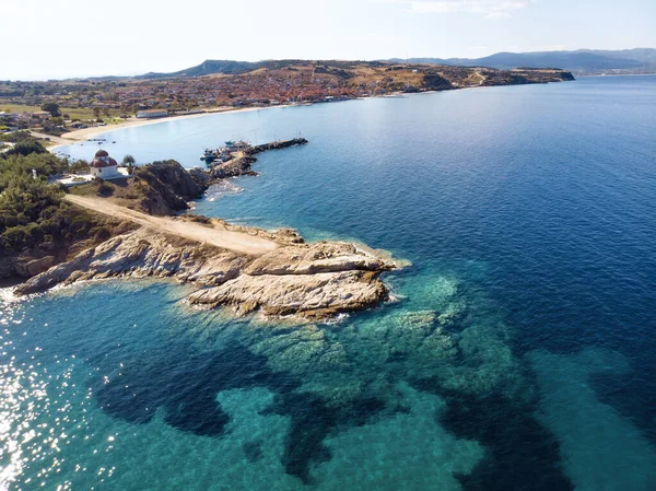 Eglise Mer Avec Plage Montagnes Nea Roda Halkidiki Grèce — Photo