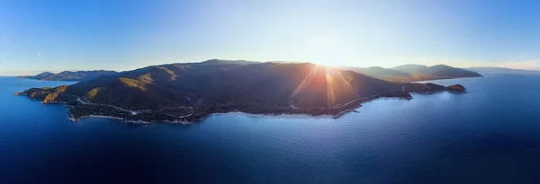 Drone Panorama Matahari Terbenam Halkidiki Dengan Laut Dan Pegunungan Biru — Stok Foto