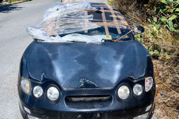 Régi Sötétkék Tönkrement Elhagyott Autó Utcán Nea Roda Görögország — Stock Fotó