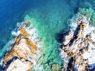 Olympiada, Halkidiki, Yunanistan 'daki deniz ve kayaların insansız hava görüntüsü