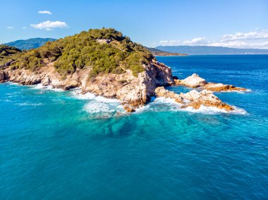Olympiada, Halkidiki, Yunanistan 'daki deniz ve kayaların insansız hava görüntüsü