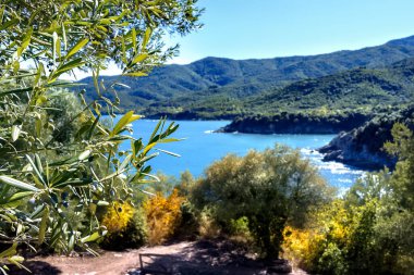 Olympiada, Halkidiki, Yunanistan 'da yeşil dağlar ve mavi deniz