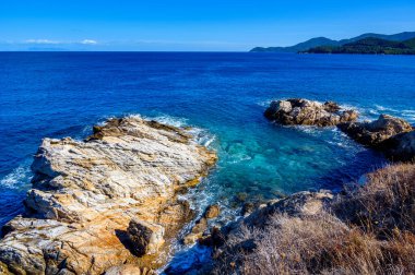 Olympiada, Halkidiki, Yunanistan 'da yeşil dağlar ve mavi deniz