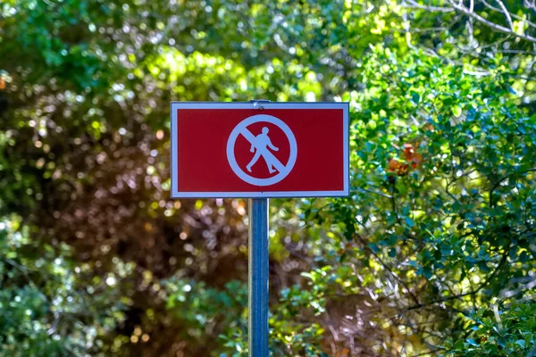 Rosso Nessun Segno Piedi Persone Nella Foresta — Foto Stock