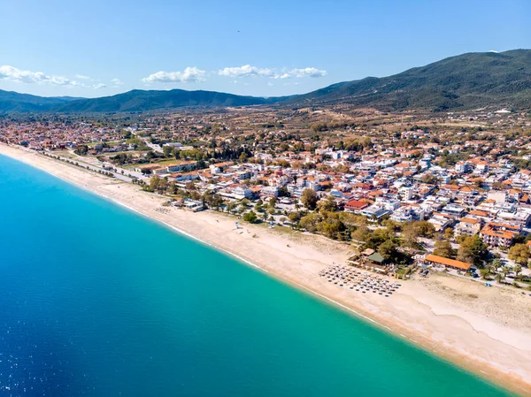 希腊Halkidiki市Asprovalta市的无人驾驶飞机全景和蓝色海 — 图库照片