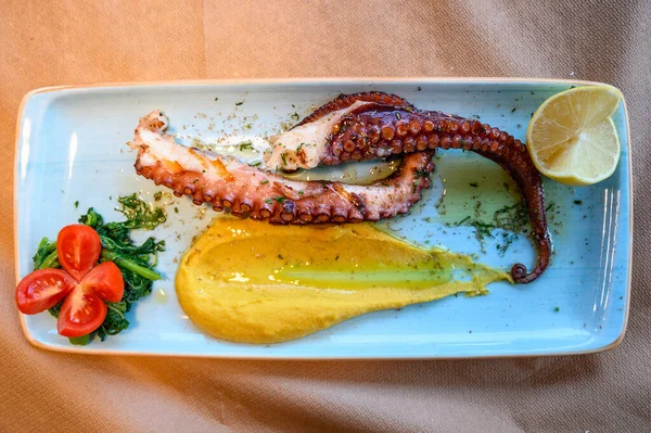 Grilled Octopus Blue Plate Vegetables Restaurant Greece — Stock Photo, Image