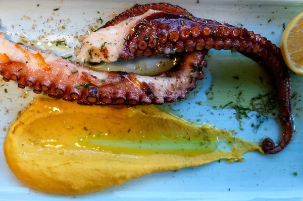 Gegrilde Octopus Een Blauw Bord Met Groenten Restaurant Griekenland — Stockfoto