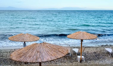Fourka Scala, Halkidiki, Yunanistan 'da şemsiyeli mavi deniz ve plaj