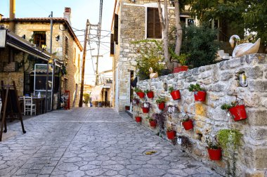 Afitos, Halkidiki, Yunanistan 'da çiçekli sokak