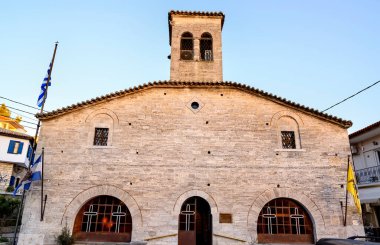 Afitos, Halkidiki, Yunanistan 'da günbatımında kilise