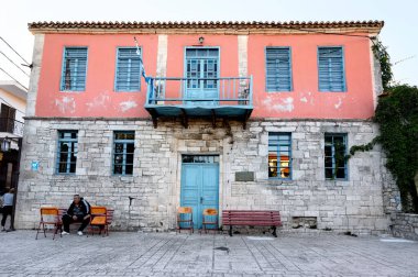 AFYTOS, GREECE - 17 Ekim 2020: Turistik bir caddedeki kırmızı ev