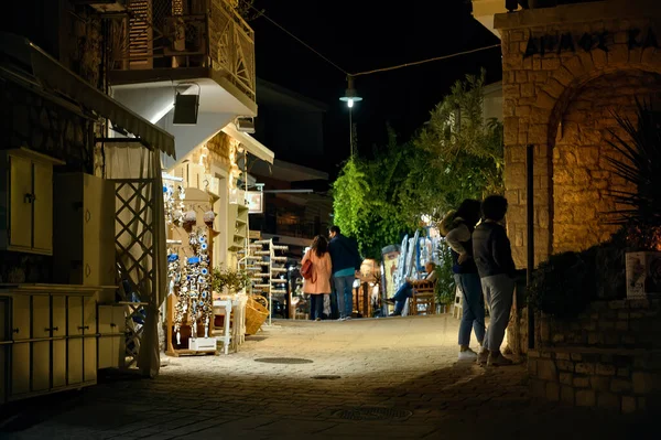 Geceleri Afitos Halkidiki Yunanistan Insanların Olduğu Cadde — Stok fotoğraf