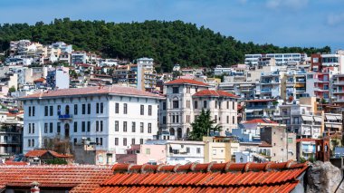 Yunanistan 'ın Kavala kentindeki tepelerde bulunan birden fazla konut ve devlet binalarının seviyeleri