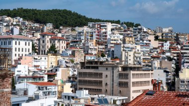 Yunanistan 'ın Kavala kentindeki tepelerde bulunan birden fazla konut ve devlet binalarının seviyeleri