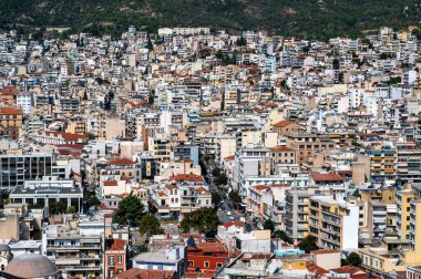 Yunanistan 'ın Kavala kentindeki tepelerde bulunan birden fazla konut ve devlet binalarının seviyeleri