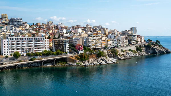 Meerdere Gebouwen Gelegen Aan Egeïsche Zee Kosten Weg Rotsachtige Kustlijn — Stockfoto