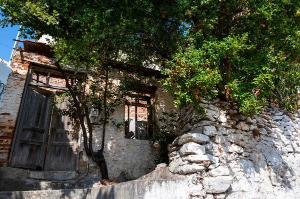 Uma Casa Velha Abandonada Com Janelas Quebradas Porta Exterior Mau — Fotografia de Stock