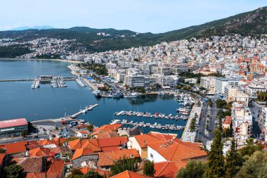 Ege Denizi 'nde liman ve demirli yatları ve Yunanistan' ın Kavala kentindeki yeşil tepeleri olan çok sayıda bina maliyetlidir.
