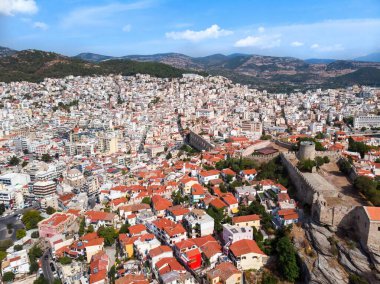 Çok sayıda bina ve kale, arka planda yeşil tepeler, liman ve demirli yatları ve yolu olan Ege denizi maliyeti, insansız hava aracı Kavala, Yunanistan manzarası