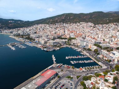 Ege Denizi 'nde liman ve demirli yatları ve Yunanistan' ın Kavala kentindeki yeşil tepeleri olan çok sayıda bina maliyetlidir.