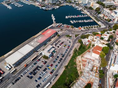 Birden fazla bina, liman ve demirli yatları olan Ege denizi maliyeti, park halindeki arabalı yol, Yunanistan 'ın Kavala kentindeki İHA' dan görüntü