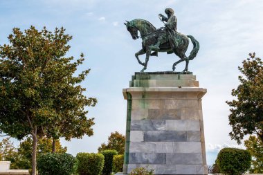 KAVALA, GREECE - 23 Eylül 2020: Muhammed Ali Paşa bronz heykel ve yeşillik