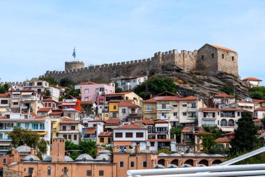 Yamaçta birden fazla konut binası olan Yunanistan 'daki Kavala Kalesi manzarası