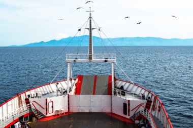 Uzaktaki Thassos Adası, Yunanistan 'da görünür pruvası olan bir feribottan Ege Denizi manzarası