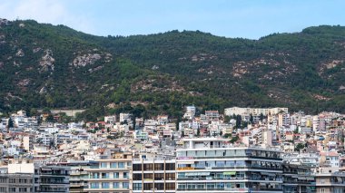 Ege Denizi 'nde liman ve demirli yatları olan birden fazla bina, Yunanistan' ın Kavala kentindeki yeşil tepe