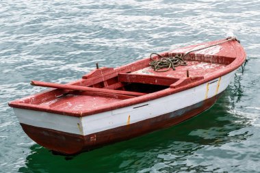 Ege Denizi kıyısında metal ve ahşaptan yapılmış demirli kırmızı ve beyaz tekne, Stavros, Yunanistan