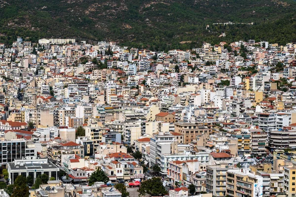 Yunanistan 'ın Kavala kentindeki tepelerde bulunan birden fazla konut ve devlet binalarının seviyeleri