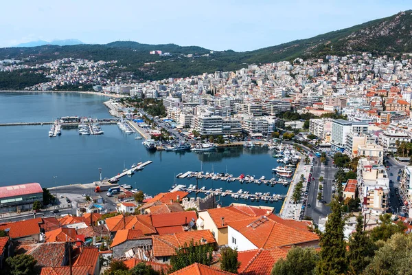 Flera Byggnader Egeiska Havet Kostnad Med Hamn Och Förtöjda Båtar — Stockfoto
