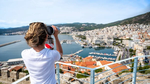 Una Donna Shirt Bianca Guardando Dentro Binocolo Stazionario Sull Altra — Foto Stock