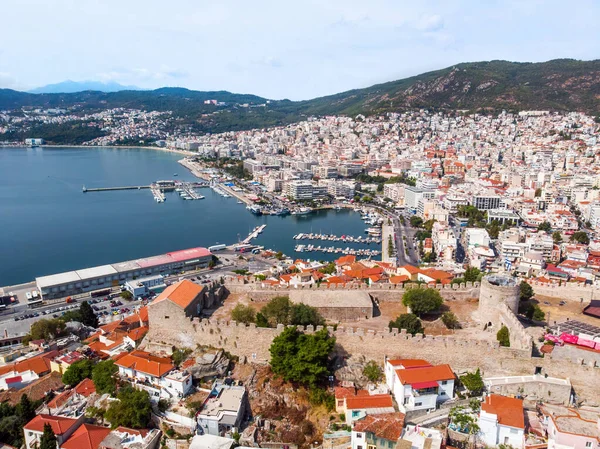 Flera Byggnader Egeiska Havet Kostnad Med Hamn Förtöjda Båtar Fort — Stockfoto