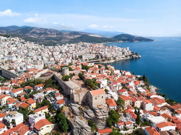 Flera Byggnader Och Fort Gröna Kullar Bakgrunden Egeiska Havet Kostnad — Stockfoto