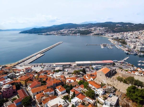 Flera Byggnader Egeiska Havet Kostnad Med Hamn Förtöjda Båtar Och — Stockfoto
