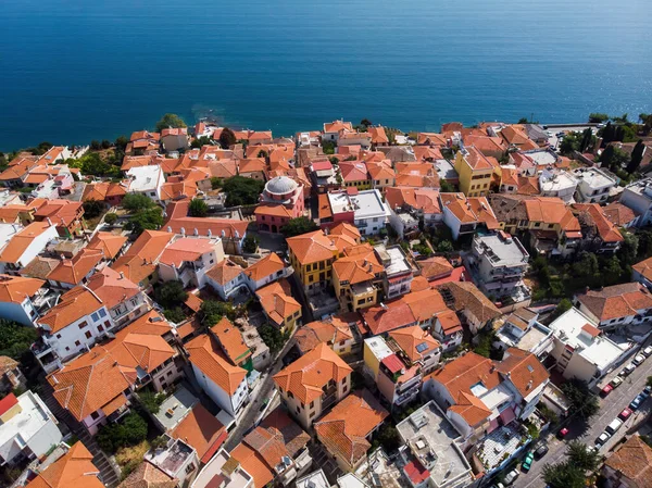 Flera Byggnader Med Orangefärgade Tak Ligger Aegiens Havskust Utsikt Från — Stockfoto