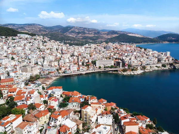 Flera Byggnader Gröna Kullar Bakgrunden Egeiska Havet Kostnad Utsikt Från — Stockfoto