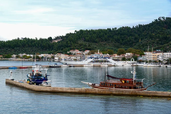 Porto Thassos Com Barcos Ancorados Edifícios Residenciais Sob Encosta Colina — Fotografia de Stock