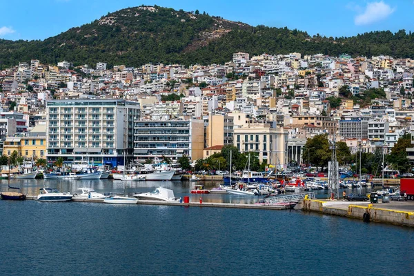 Ege Denizi 'nde liman ve demirli yatları olan birden fazla bina, Yunanistan' ın Kavala kentindeki yeşil tepe